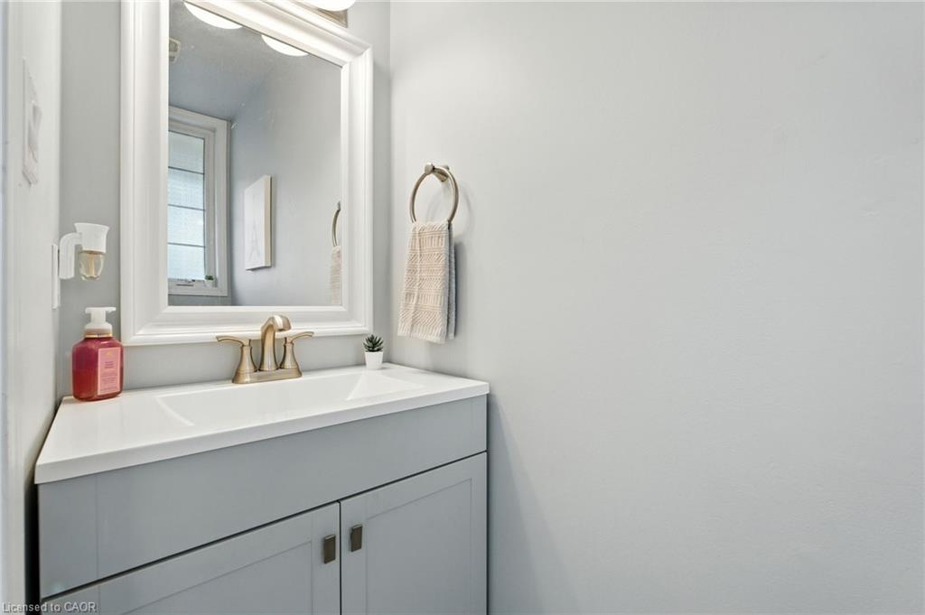 61-21 Diana Avenue, Brantford, ON - Indoor Photo Showing Bathroom