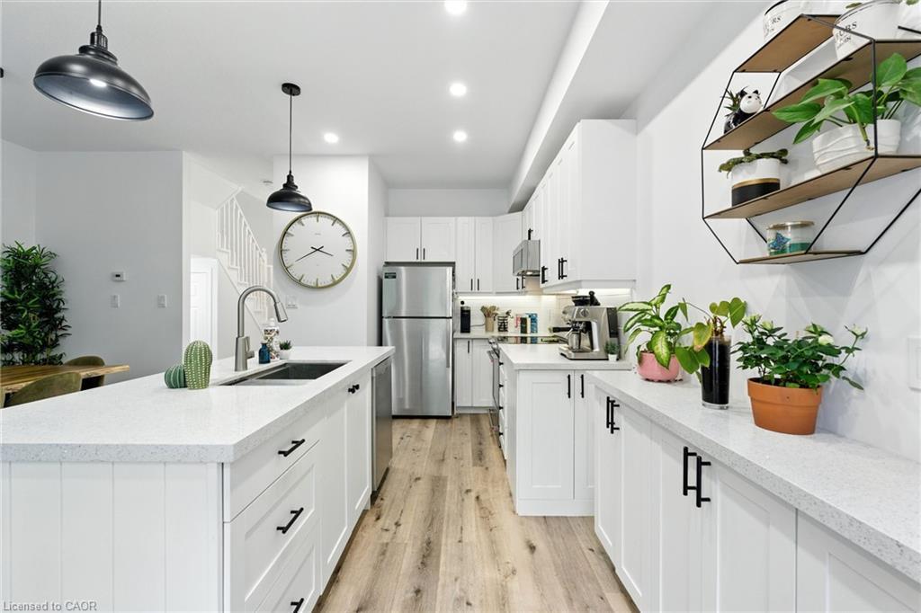 61-21 Diana Avenue, Brantford, ON - Indoor Photo Showing Kitchen With Upgraded Kitchen