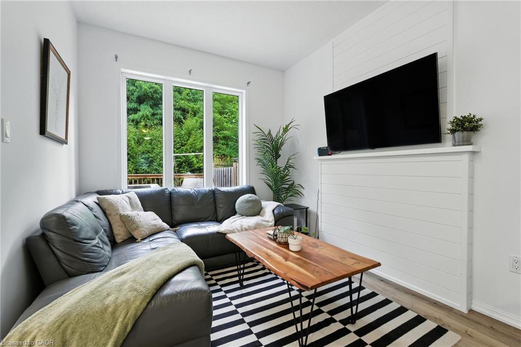 61-21 Diana Avenue, Brantford, ON - Indoor Photo Showing Living Room