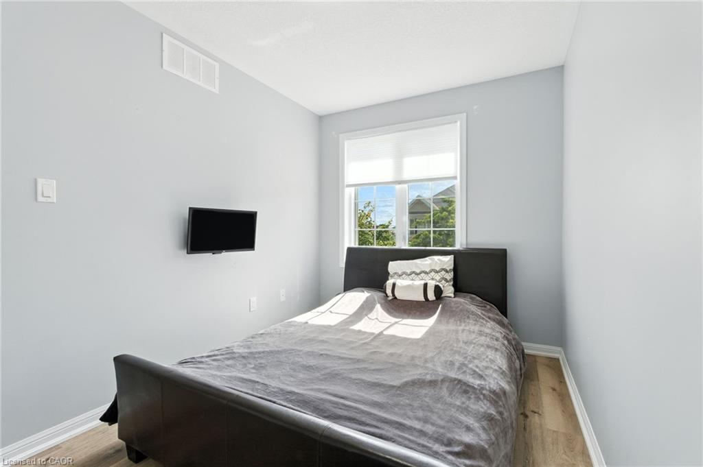 61-21 Diana Avenue, Brantford, ON - Indoor Photo Showing Bedroom