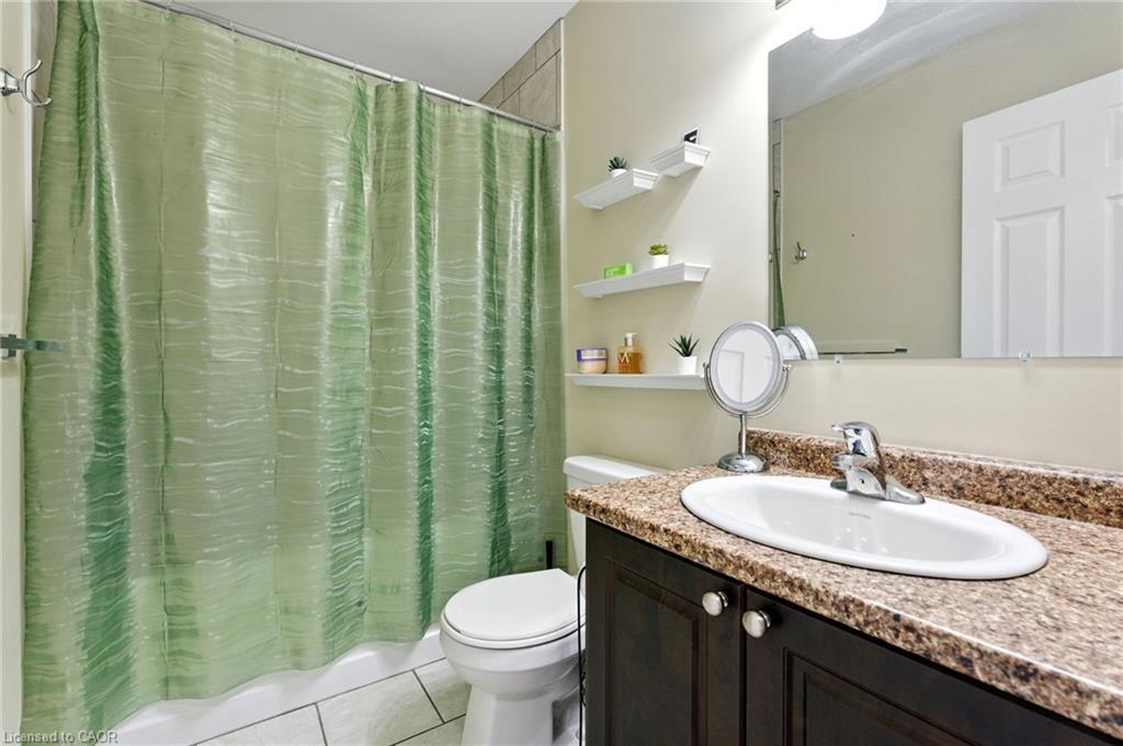 61-21 Diana Avenue, Brantford, ON - Indoor Photo Showing Bathroom