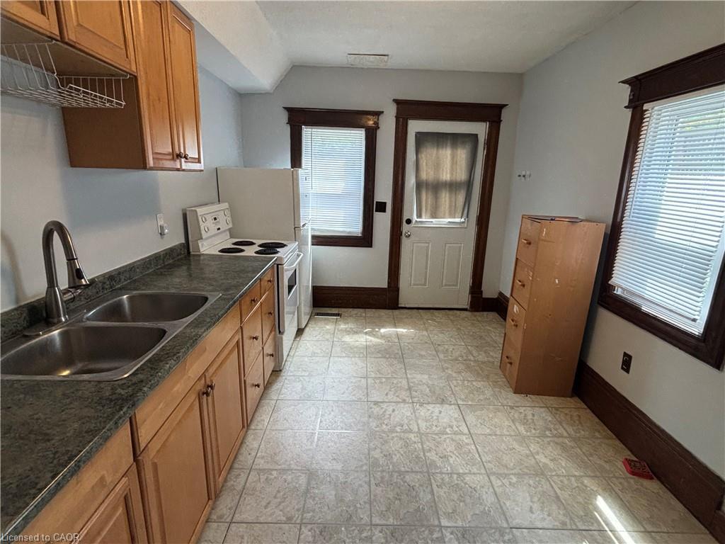 463 East Main Street, Welland, ON - Indoor Photo Showing Kitchen With Double Sink
