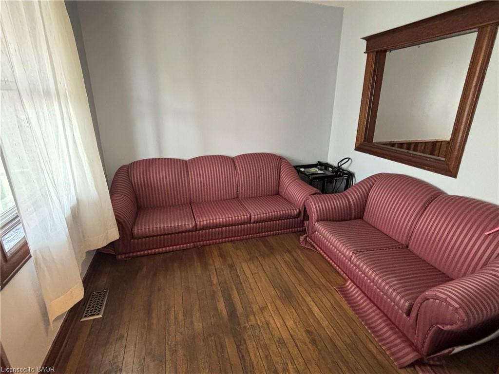 463 East Main Street, Welland, ON - Indoor Photo Showing Living Room