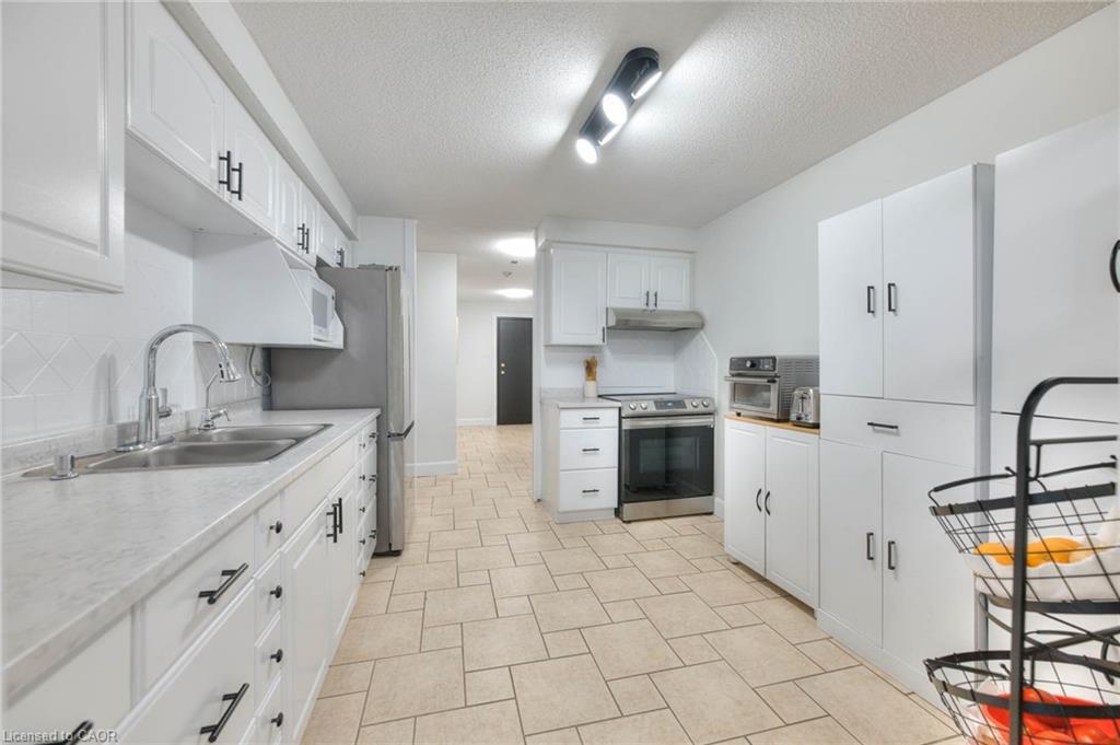103-35 Green Valley Drive, Kitchener, ON - Indoor Photo Showing Kitchen