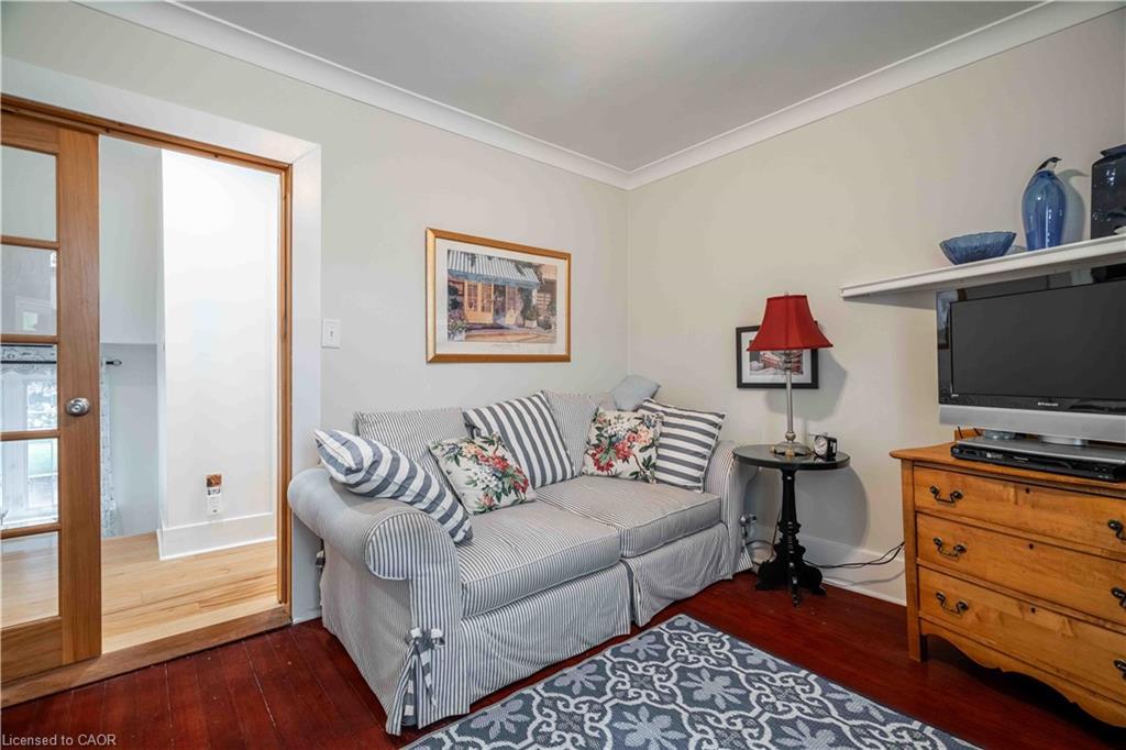 99 Argyle Street N, Caledonia, ON - Indoor Photo Showing Living Room