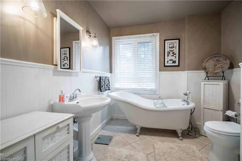 99 Argyle Street N, Caledonia, ON - Indoor Photo Showing Bathroom