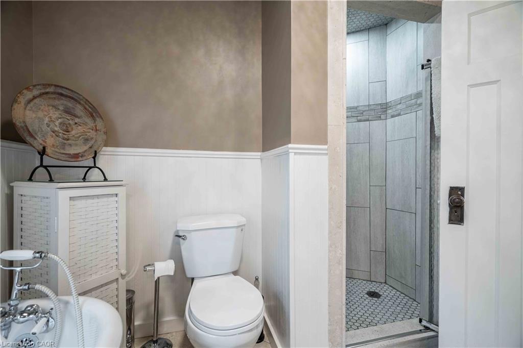 99 Argyle Street N, Caledonia, ON - Indoor Photo Showing Bathroom