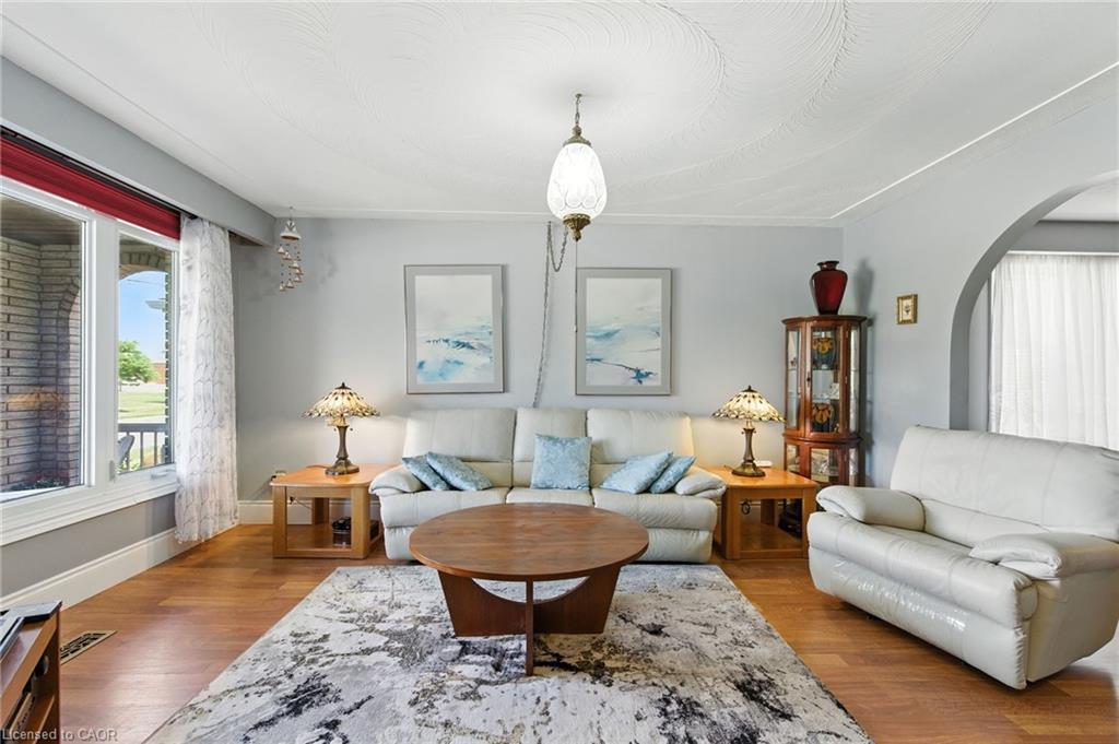 226 Carson Drive, Hamilton, ON - Indoor Photo Showing Living Room