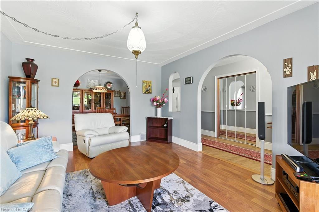 226 Carson Drive, Hamilton, ON - Indoor Photo Showing Living Room