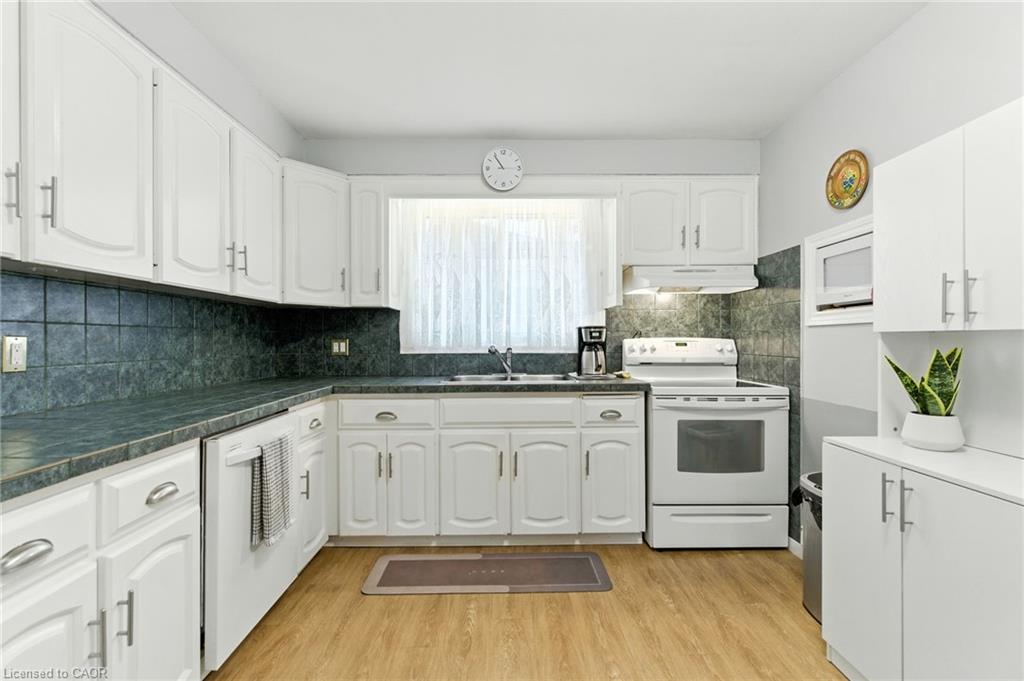 226 Carson Drive, Hamilton, ON - Indoor Photo Showing Kitchen With Double Sink
