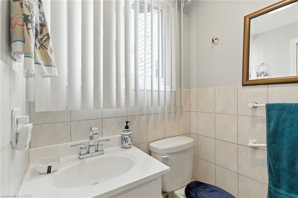 226 Carson Drive, Hamilton, ON - Indoor Photo Showing Bathroom