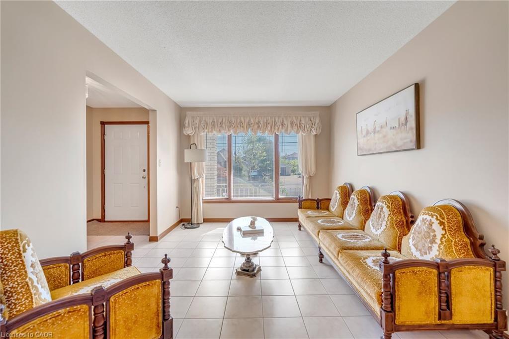 203 Margaret Avenue, Hamilton, ON - Indoor Photo Showing Living Room