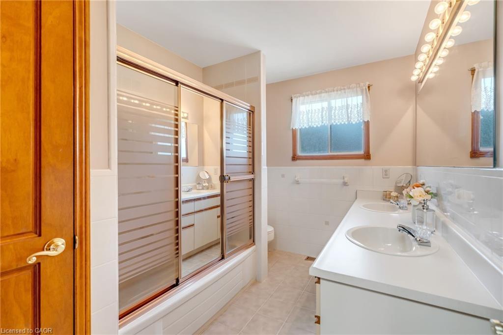 203 Margaret Avenue, Hamilton, ON - Indoor Photo Showing Bathroom