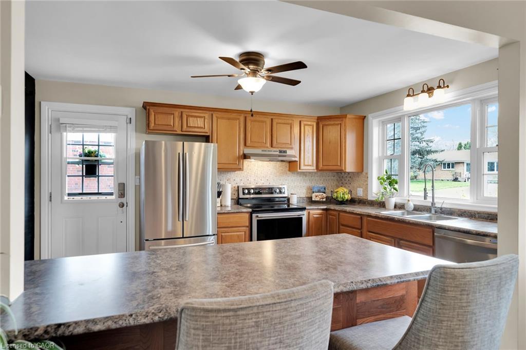 4165 William Street, Beamsville, ON - Indoor Photo Showing Kitchen With Double Sink