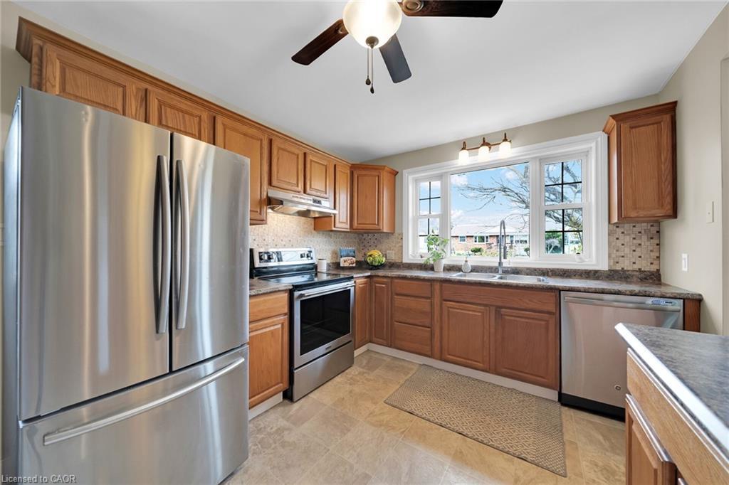 4165 William Street, Beamsville, ON - Indoor Photo Showing Kitchen With Double Sink