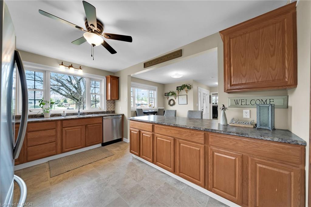4165 William Street, Beamsville, ON - Indoor Photo Showing Kitchen With Double Sink