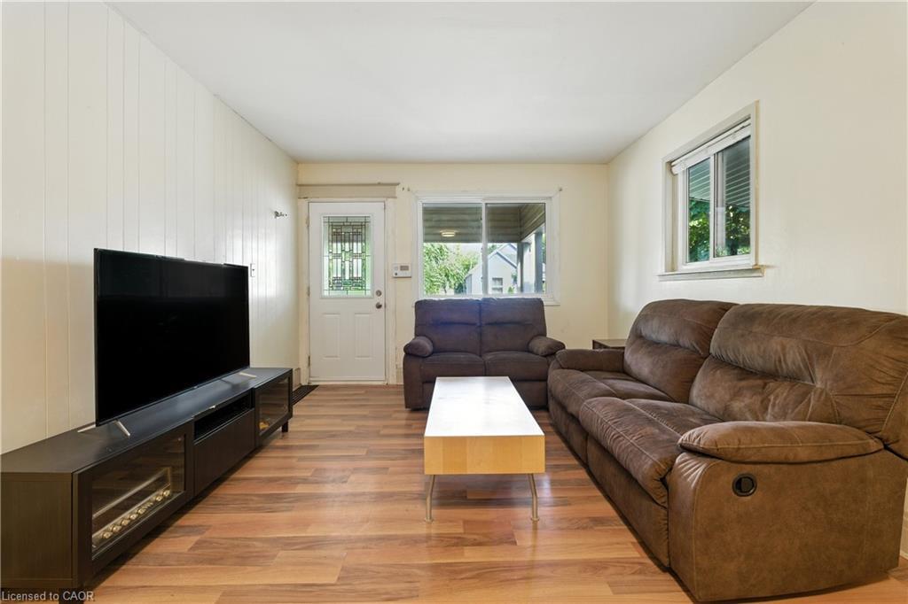 1 Berryman Avenue, St. Catharines, ON - Indoor Photo Showing Living Room