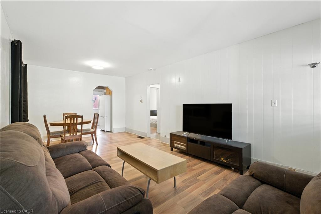 1 Berryman Avenue, St. Catharines, ON - Indoor Photo Showing Living Room