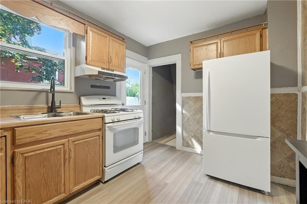 1 Berryman Avenue, St. Catharines, ON - Indoor Photo Showing Kitchen With Double Sink
