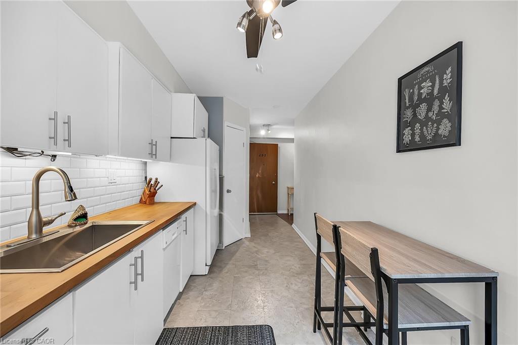 208-40 Robinson Street, Hamilton, ON - Indoor Photo Showing Kitchen