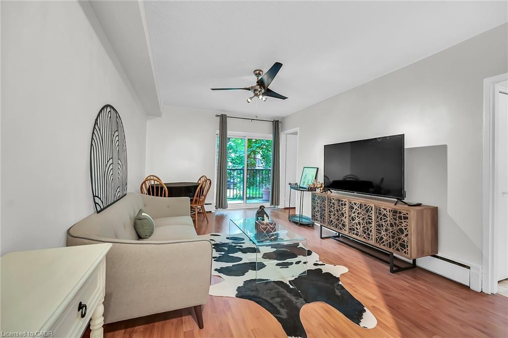 208-40 Robinson Street, Hamilton, ON - Indoor Photo Showing Living Room
