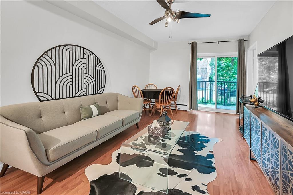208-40 Robinson Street, Hamilton, ON - Indoor Photo Showing Living Room