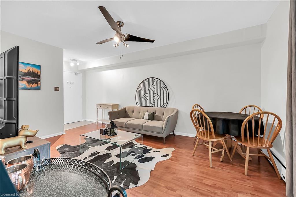 208-40 Robinson Street, Hamilton, ON - Indoor Photo Showing Living Room
