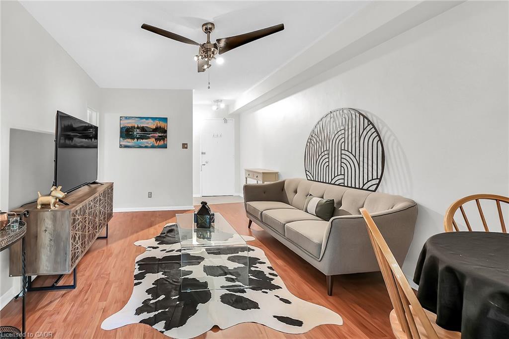 208-40 Robinson Street, Hamilton, ON - Indoor Photo Showing Living Room
