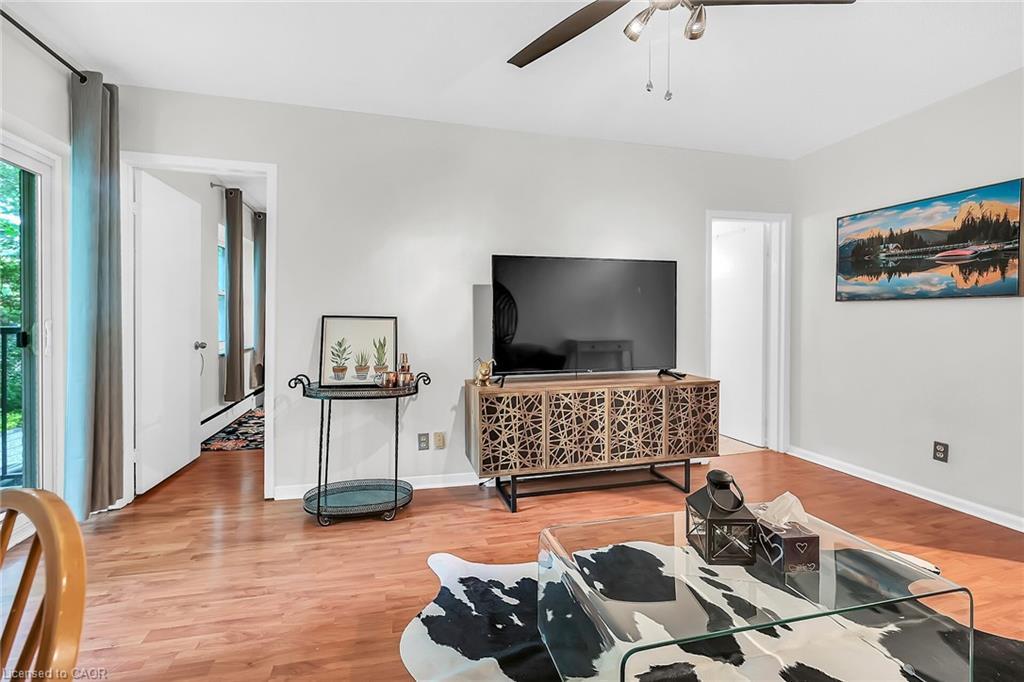 208-40 Robinson Street, Hamilton, ON - Indoor Photo Showing Living Room