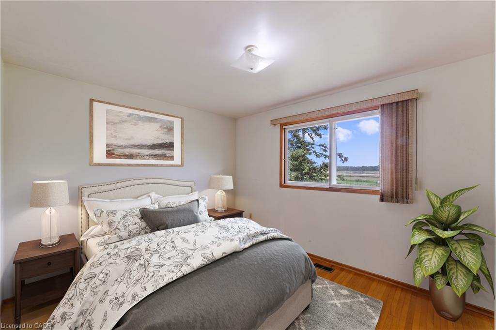 240 Mud Street W, Grimsby, ON - Indoor Photo Showing Bedroom