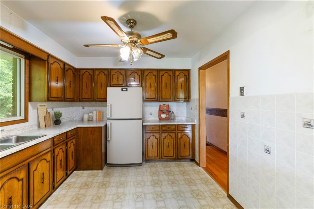 240 Mud Street W, Grimsby, ON - Indoor Photo Showing Kitchen