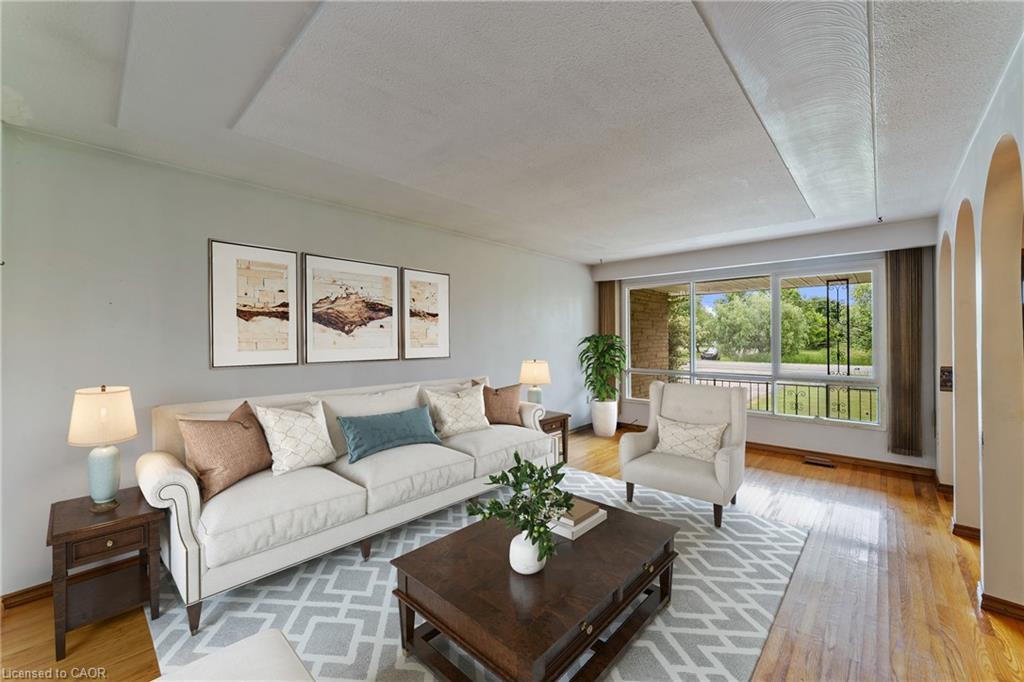 240 Mud Street W, Grimsby, ON - Indoor Photo Showing Living Room