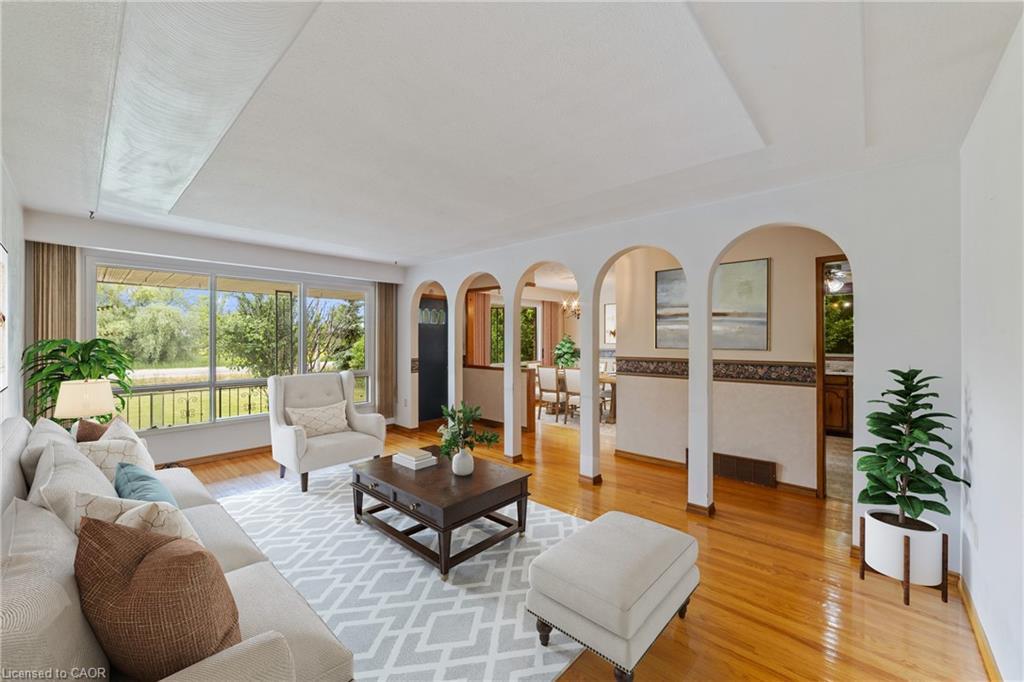 240 Mud Street W, Grimsby, ON - Indoor Photo Showing Living Room