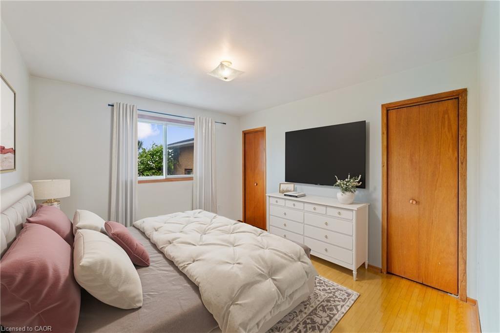 240 Mud Street W, Grimsby, ON - Indoor Photo Showing Bedroom
