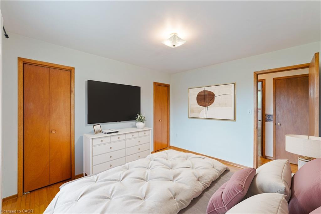 240 Mud Street W, Grimsby, ON - Indoor Photo Showing Bedroom