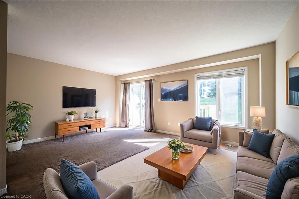 202 Maitland Street, Kitchener, ON - Indoor Photo Showing Living Room