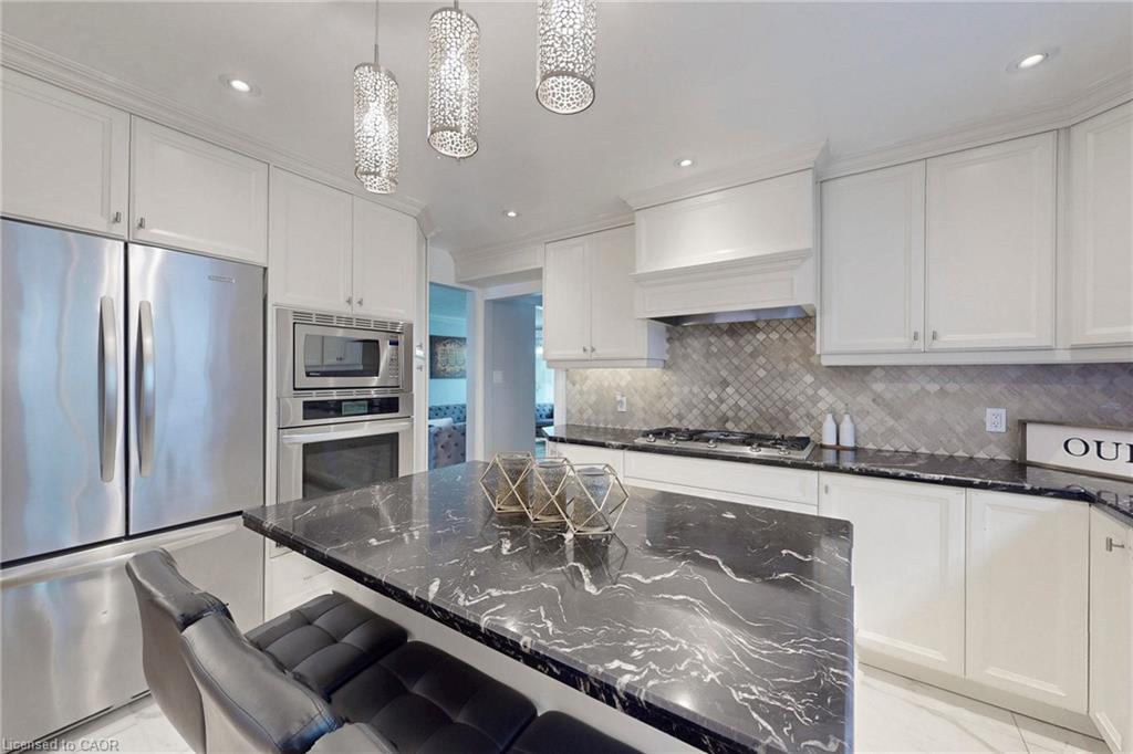 18 Millpond Place, Hamilton, ON - Indoor Photo Showing Kitchen With Stainless Steel Kitchen With Upgraded Kitchen