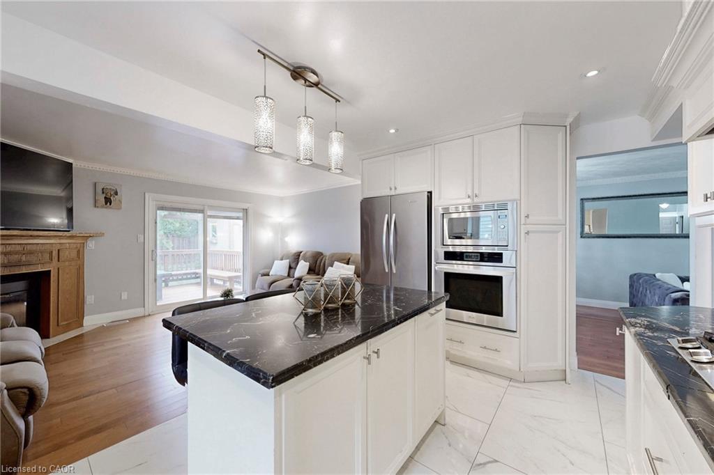 18 Millpond Place, Hamilton, ON - Indoor Photo Showing Kitchen With Stainless Steel Kitchen With Upgraded Kitchen