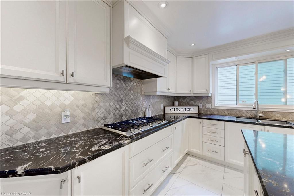 18 Millpond Place, Hamilton, ON - Indoor Photo Showing Kitchen With Upgraded Kitchen