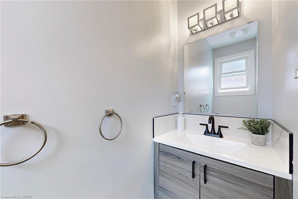 18 Millpond Place, Hamilton, ON - Indoor Photo Showing Bathroom