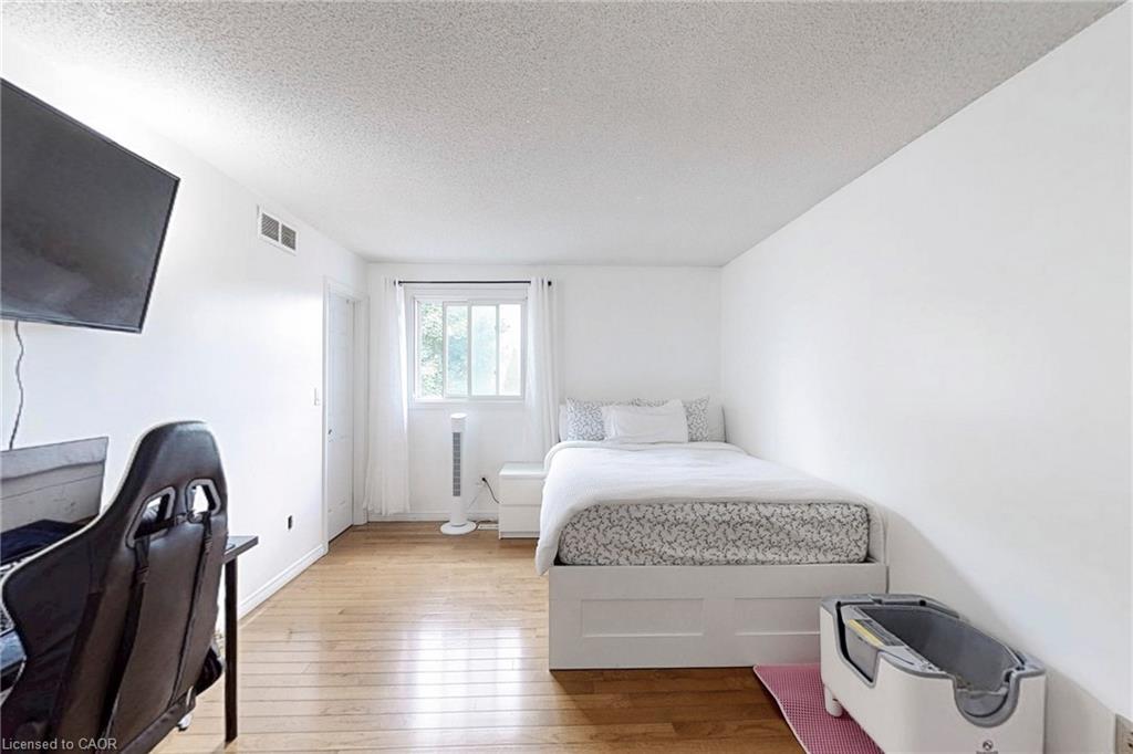 18 Millpond Place, Hamilton, ON - Indoor Photo Showing Bedroom