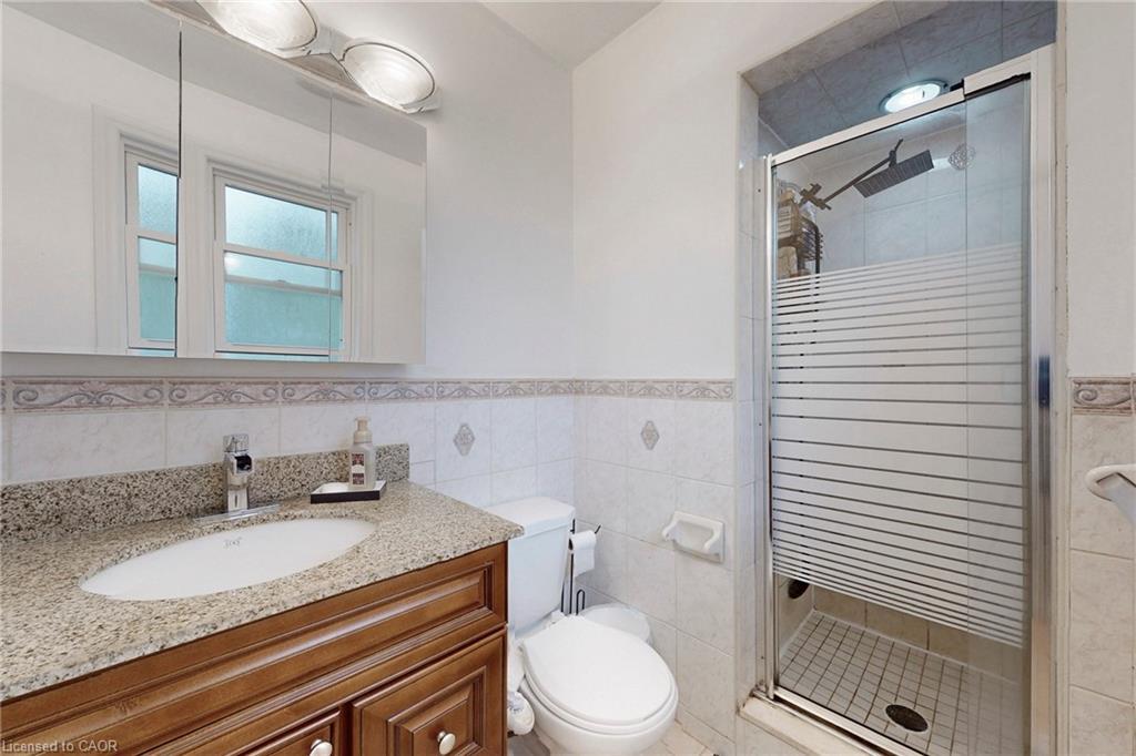 18 Millpond Place, Hamilton, ON - Indoor Photo Showing Bathroom