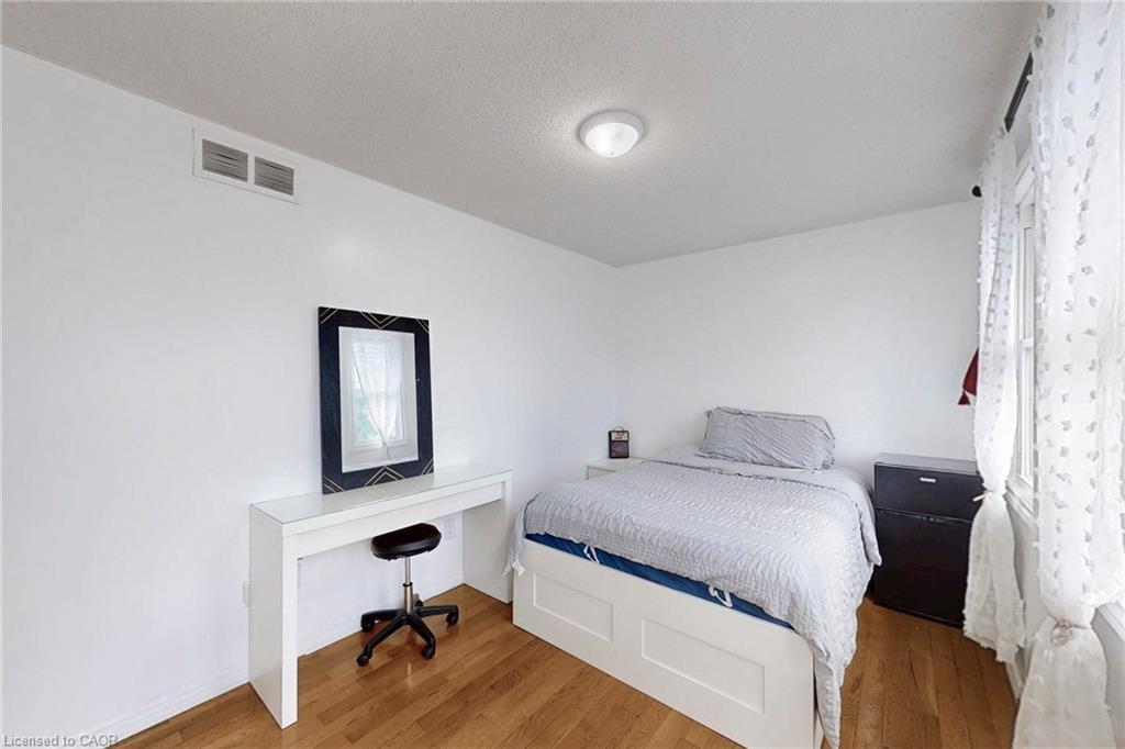 18 Millpond Place, Hamilton, ON - Indoor Photo Showing Bedroom