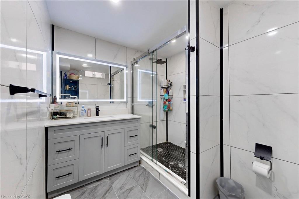 18 Millpond Place, Hamilton, ON - Indoor Photo Showing Bathroom