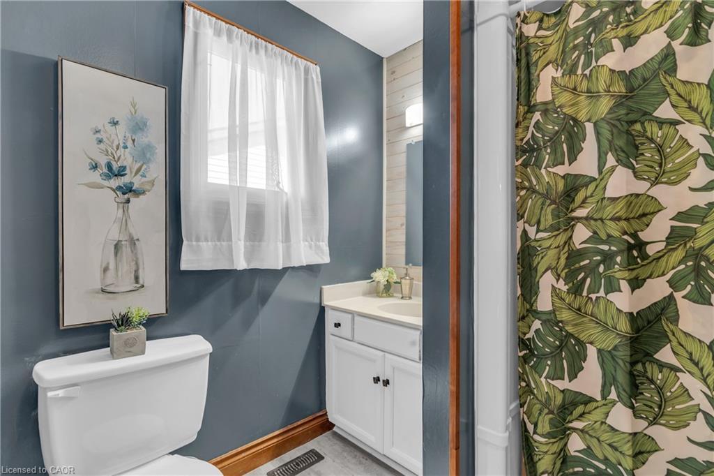 21 Burwell Road, Stratford, ON - Indoor Photo Showing Bathroom