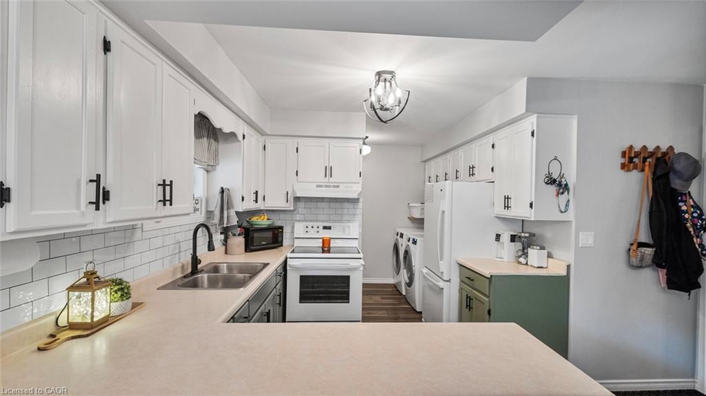 45 Willow Drive, Delhi, ON - Indoor Photo Showing Kitchen With Double Sink