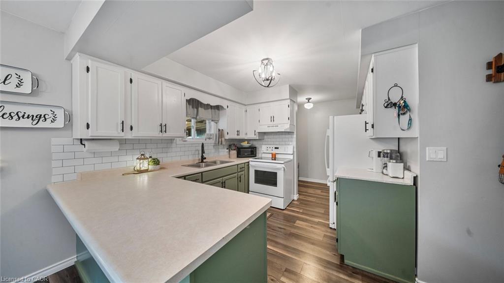 45 Willow Drive, Delhi, ON - Indoor Photo Showing Kitchen With Double Sink