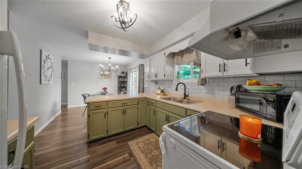 45 Willow Drive, Delhi, ON - Indoor Photo Showing Kitchen With Double Sink