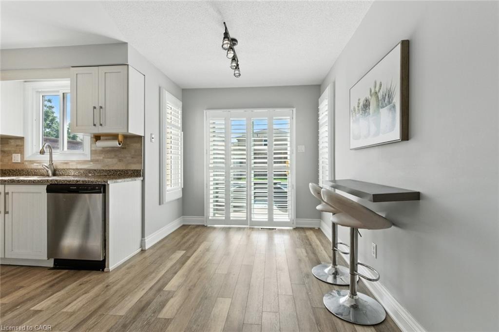 580 Deerhurst Drive, Burlington, ON - Indoor Photo Showing Kitchen
