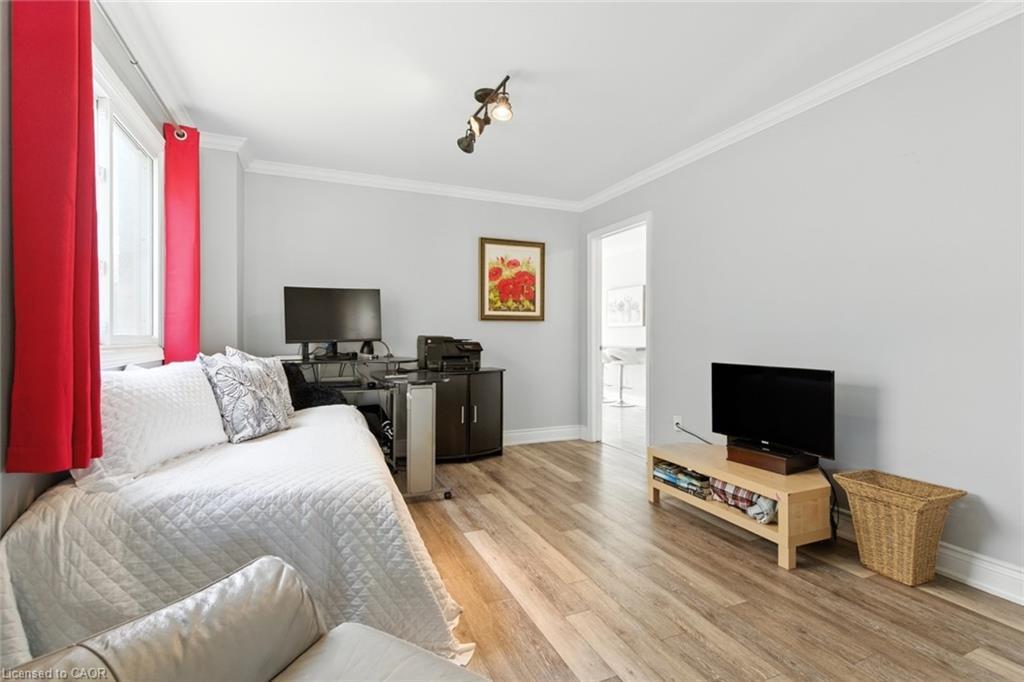 580 Deerhurst Drive, Burlington, ON - Indoor Photo Showing Bedroom